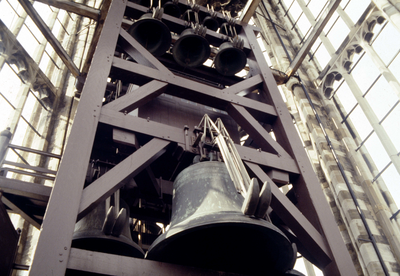 834832 Afbeelding van de klokkenstoel met het carillon in de Domtoren te Utrecht.